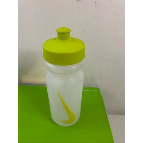 Nike sports water 22 oz water bottle neon green - Picture 2 of 5